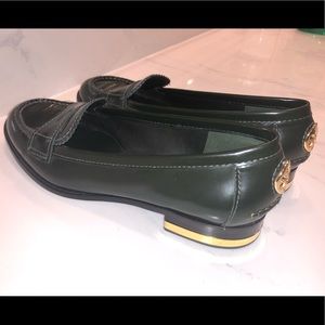TORY BURCH olive green leather size 6 loafers